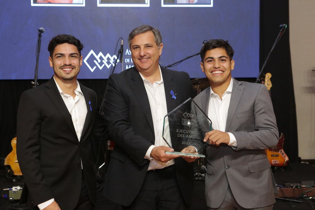 Los hijos de Fabián Andreu, recibieron en representación de su padre. Al centro, Andrés Zavattieri, presidente de AEM