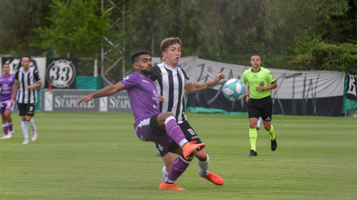 Tadeo Marchiori es marcador por un jugador de Dálmine. Fotos: Martín Pravata/Diario UNO.