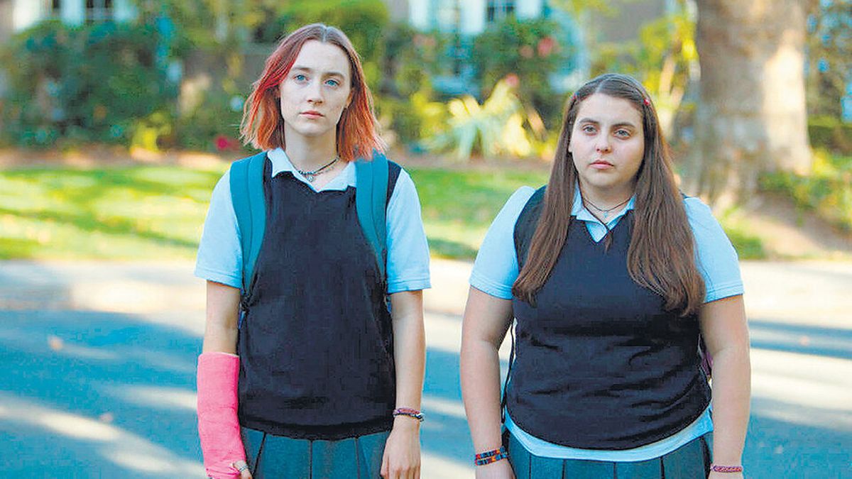 Saoirse Ronan y Beanie Feldstein en Saoirse Ronan y Beanie Feldstein en