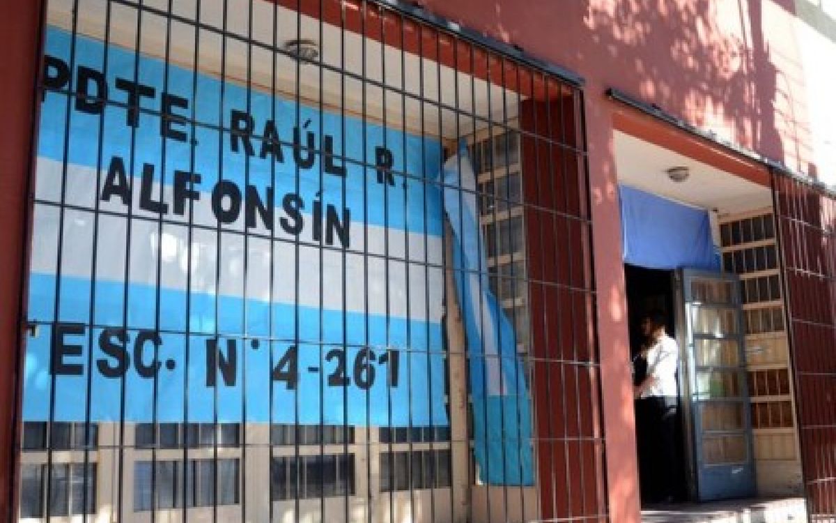 A la salida del turno tarde de la escuela Raúl Alfonsín en Maipú es que se dio la agresión estudiantil, el viernes pasado. A la salida del turno tarde de la escuela Raúl Alfonsín en Maipú es que se dio la agresión estudiantil, el viernes pasado.