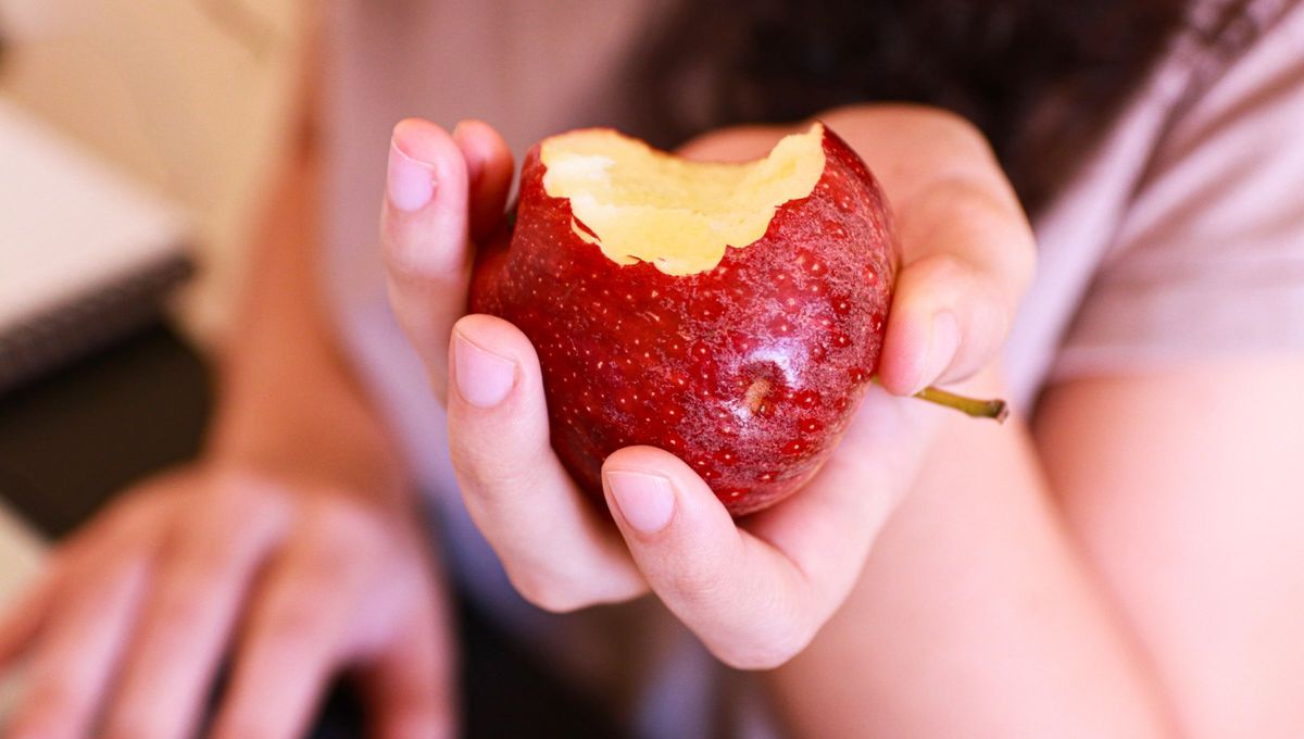 Las frutas como la manzana son muy susceptibles a la oxidación, una respuesta natural de la pulpa de los vegetales hacia el oxígeno del aire que respiramos. Las frutas como la manzana son muy susceptibles a la oxidación, una respuesta natural de la pulpa de los vegetales hacia el oxígeno del aire que respiramos.