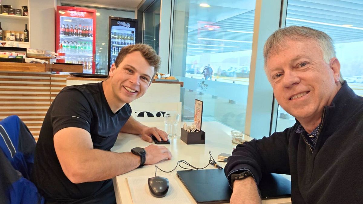 Erick junto a Todd Kellet, campeón mundial de carrera en arena. Erick junto a Todd Kellet, campeón mundial de carrera en arena.