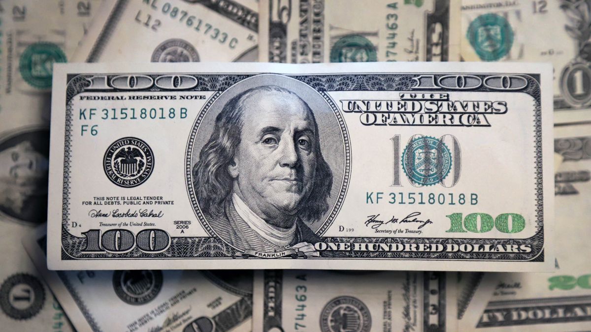 El dólar blue rondó los $500 este martes y puso en jaque al gobierno nacional.