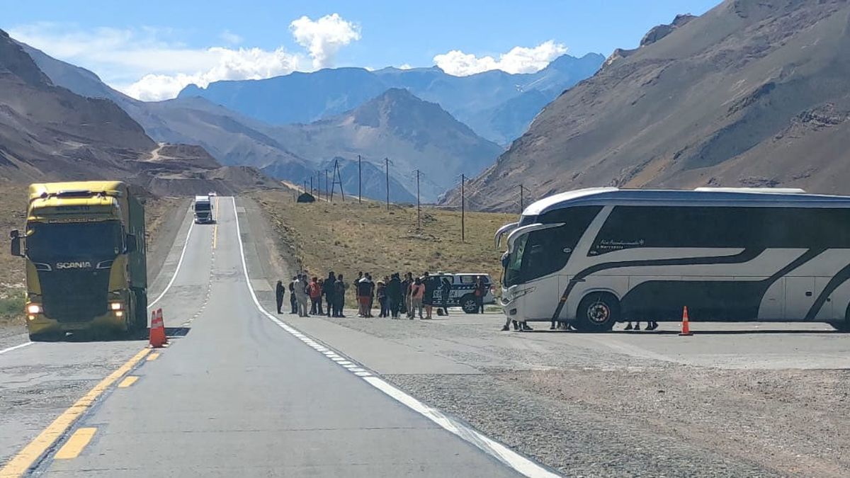 El operativo en la ruta 7 para custodiar a los hinchas de Colo Colo. El operativo en la ruta 7 para custodiar a los hinchas de Colo Colo.