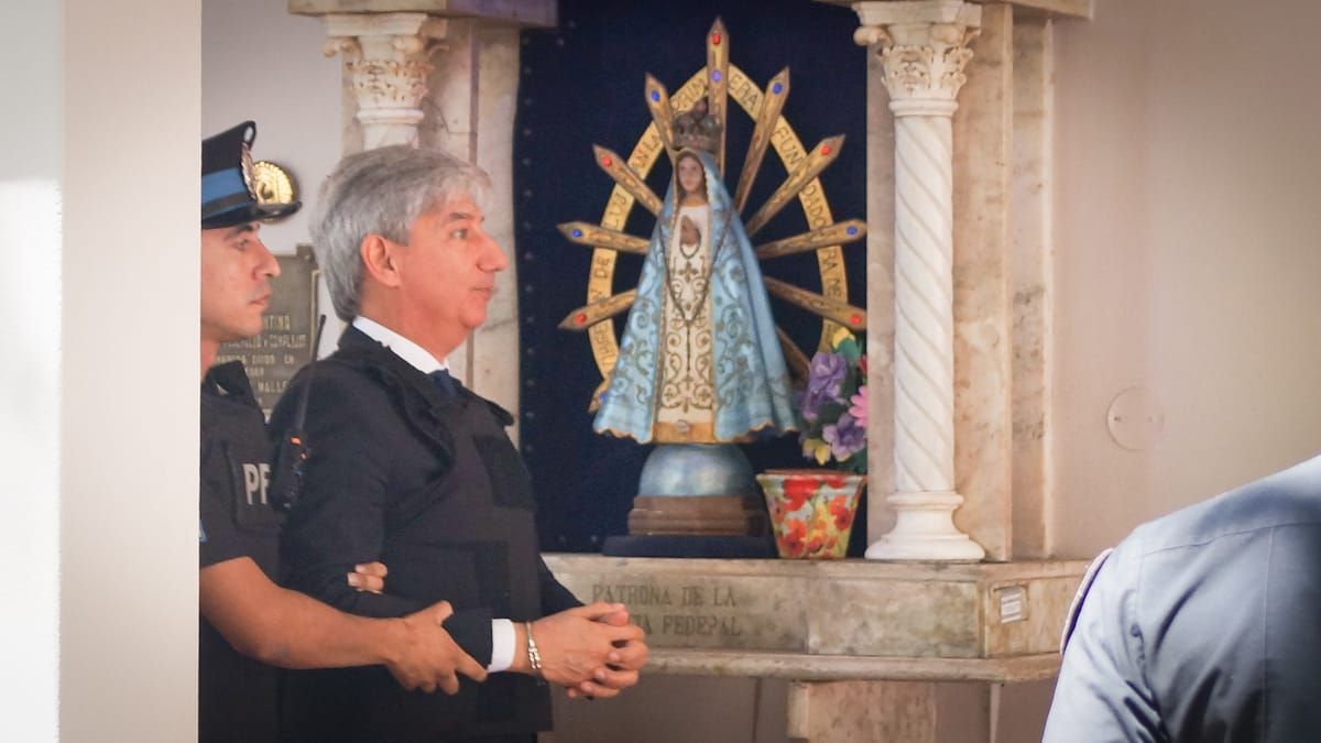 El exjuez Walter Bento ingresando a las instalaciones de la Policía Federal, en la Ciudad de Mendoza. Foto: Nicolás Rios/Diario UNO. El exjuez Walter Bento ingresando a las instalaciones de la Policía Federal, en la Ciudad de Mendoza. Foto: Nicolás Rios/Diario UNO.