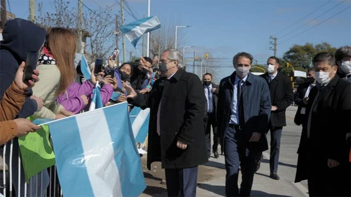 El Presidente, junto a Katopodis, saluda a los vecinos que se acercaron al acto.