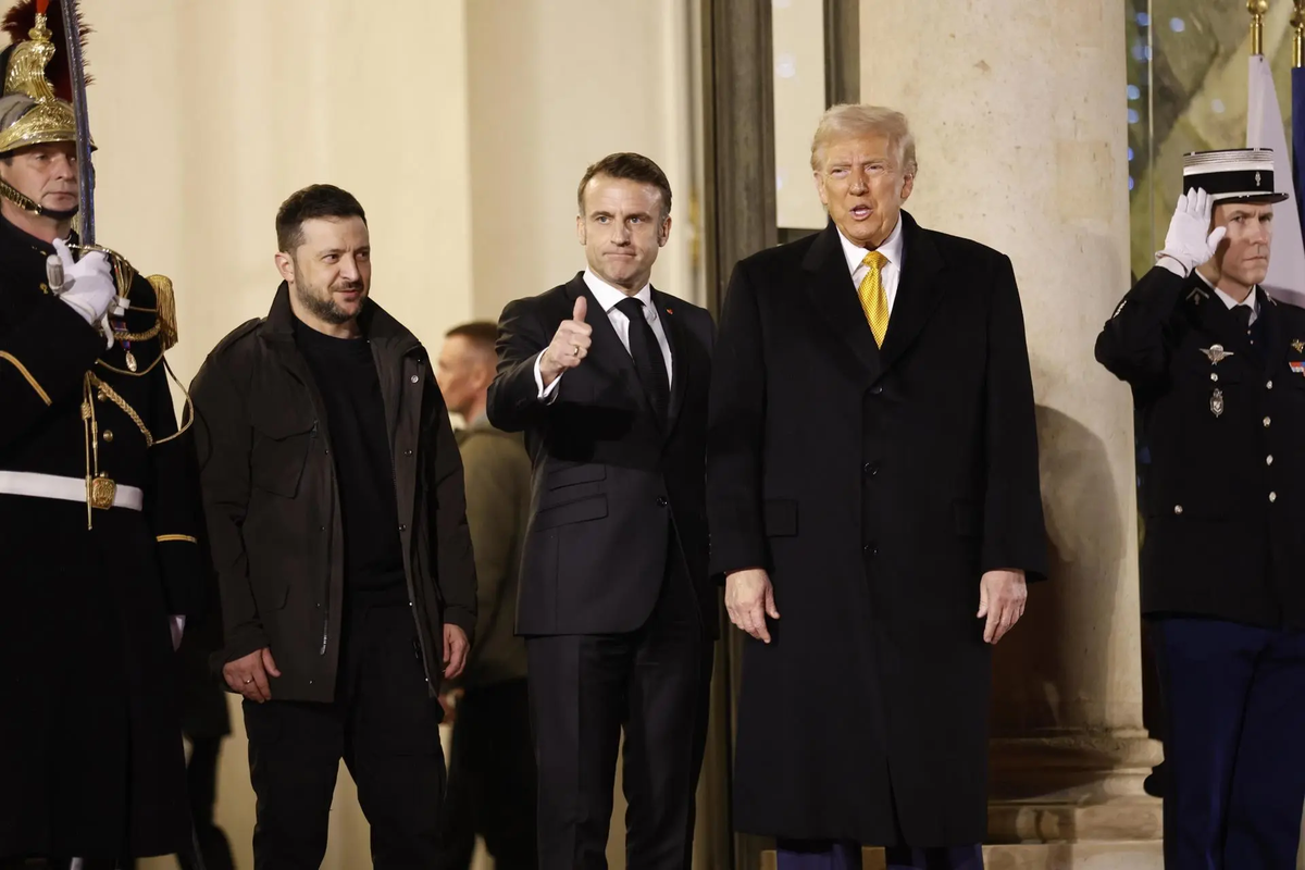 El presidente francés Emmanuel Macron, el presidente ucraniano Volodimir Zelensky y el presidente estadounidense Donald Trump se reunieron en el Palacio del Elíseo en París en febrero de 2025. El presidente francés Emmanuel Macron, el presidente ucraniano Volodimir Zelensky y el presidente estadounidense Donald Trump se reunieron en el Palacio del Elíseo en París en febrero de 2025.