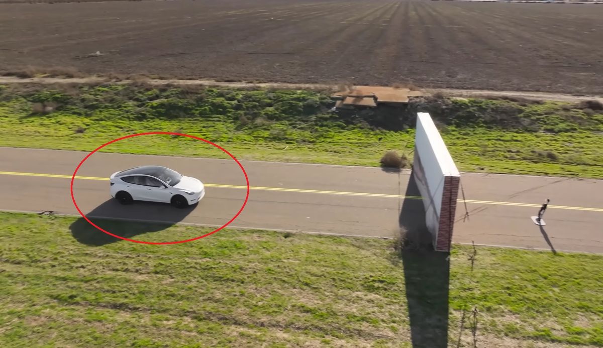 Youtuber estrelló un Tesla contra una pared para probar que no sirve y recibió miles de críticas por mentiroso