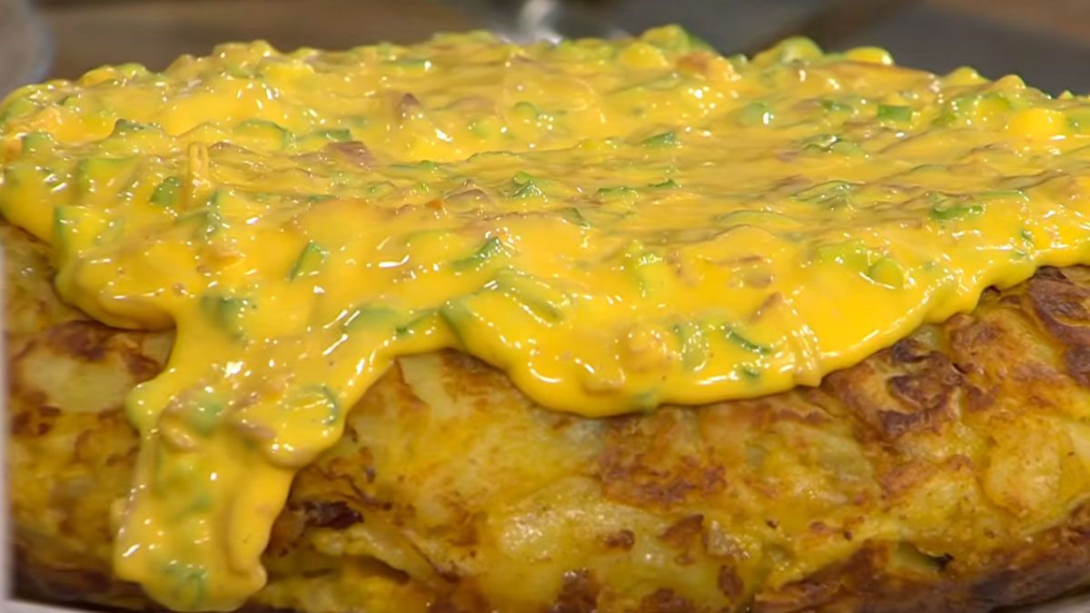 Cómo hacer tortilla de papas rellena: la receta con queso cheddar, panceta y verdeo
