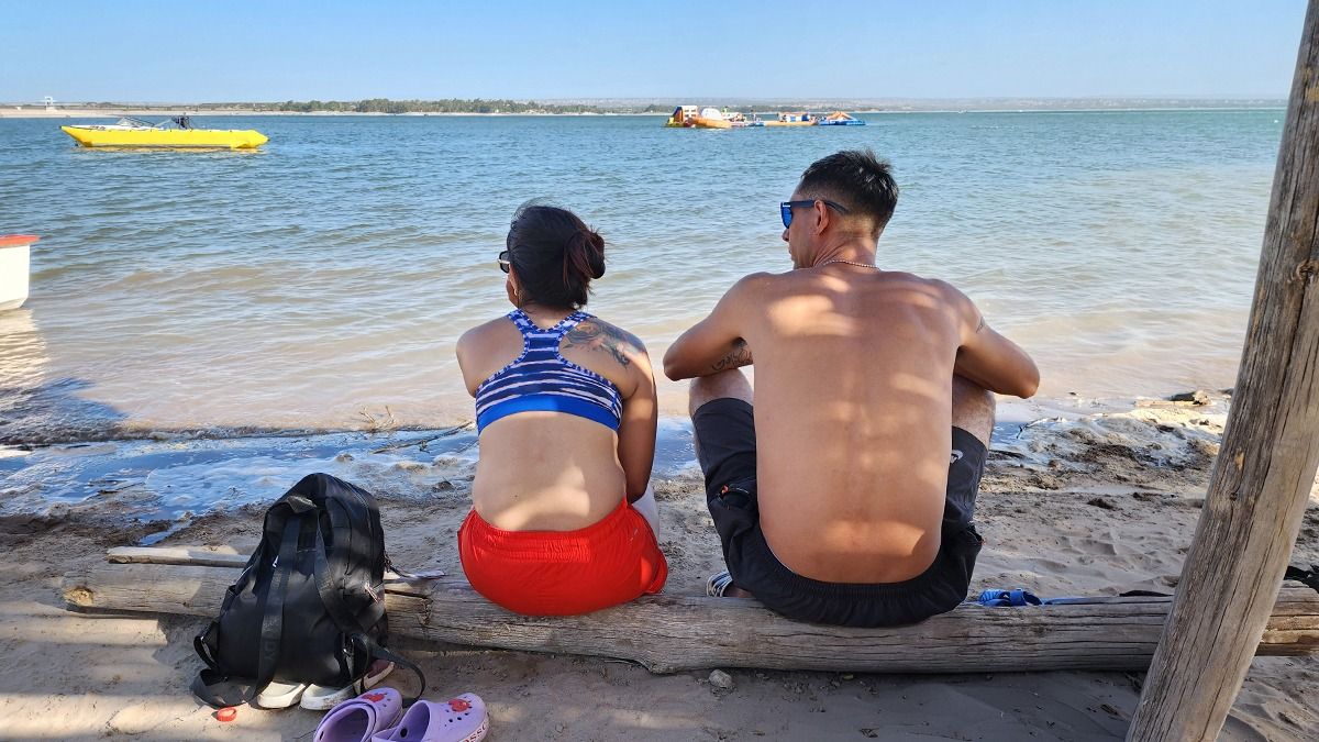 Dos personas disfrutan de la nueva propuesta en el Carrizal, el Dam Club. Dos personas disfrutan de la nueva propuesta en el Carrizal, el Dam Club.