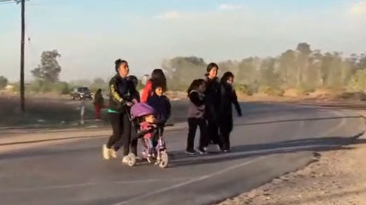 Así cruzó una mujer con sus hijos justo en la curva frente a la escuela Candelaria, de Las Heras, de donde eran alumnas las nenas que murieron en el accidente. Así cruzó una mujer con sus hijos justo en la curva frente a la escuela Candelaria, de Las Heras, de donde eran alumnas las nenas que murieron en el accidente.