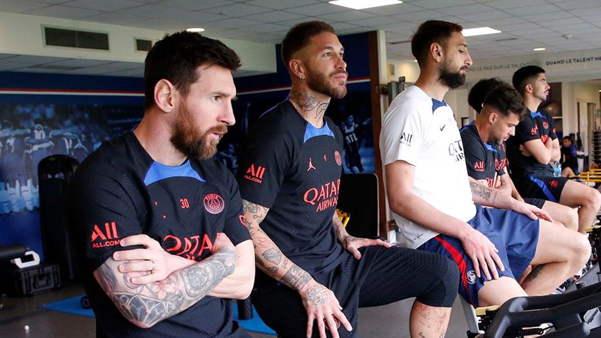 Lionel Messi se entrena junto a sus compañeros del PSG, en la previa del Mundial Qatar 2022.