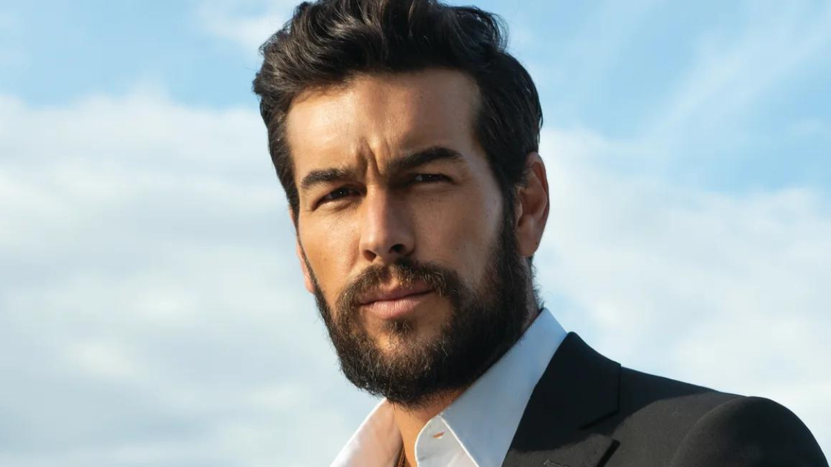 Mario Casas luce completamente diferente con su nuevo cambio de look.