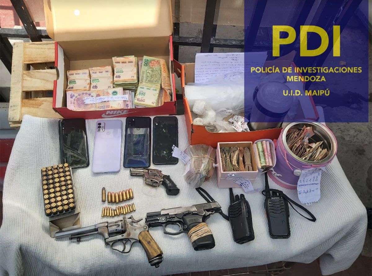 Allanamiento en Godoy Cruz: tres detenidos y se secuestraron drogas, armas, celulares y más de 500 mil pesos