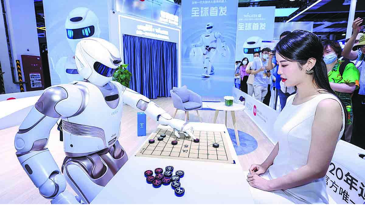 Una mujer juega al ajedrez chino con un robot en la Conferencia Mundial de Inteligencia Artificial de Shanghai de 2021. PARA USO DE CHINA DAILY
