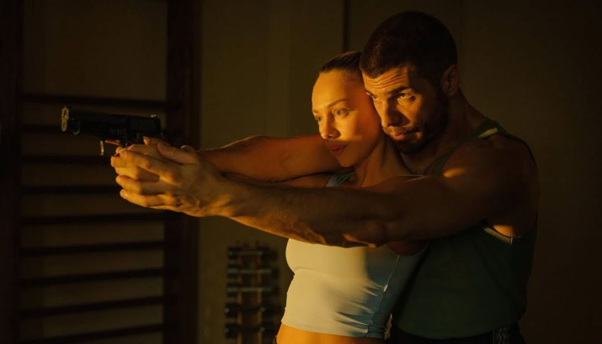 Sebastián Moore es el guardaespaldas de Marfil Cortés. Sebastián Moore es el guardaespaldas de Marfil Cortés.