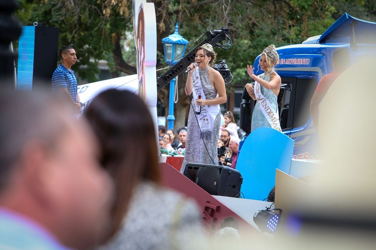 Reina y Virreina salientes durante su pasada frente a las terrazas de Grupo Sancor Seguros en el hotel cinco estrellas. Reina y Virreina salientes durante su pasada frente a las terrazas de Grupo Sancor Seguros en el hotel cinco estrellas.