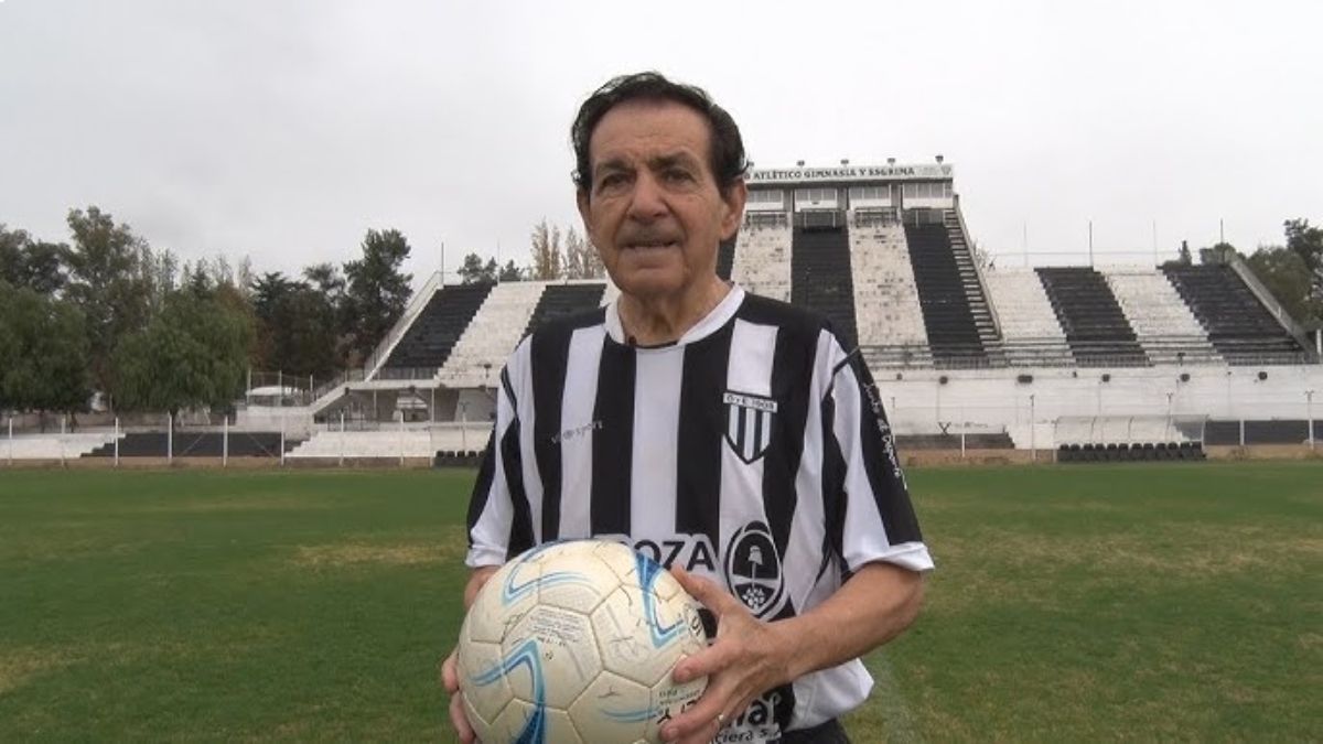 El Víctor con la blanquinegra, en el estadio que lleva su nombre.