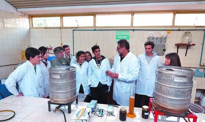 Estudiantes del Liceo Agrícola elaboran cerveza con arrope