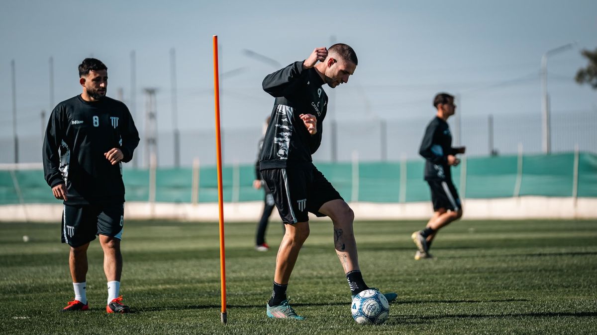 El Monito Vargas (tiene el número 8) sumaría minutos en Gimnasia y Esgrima ante Talleres en el Víctor Legrotaglie.