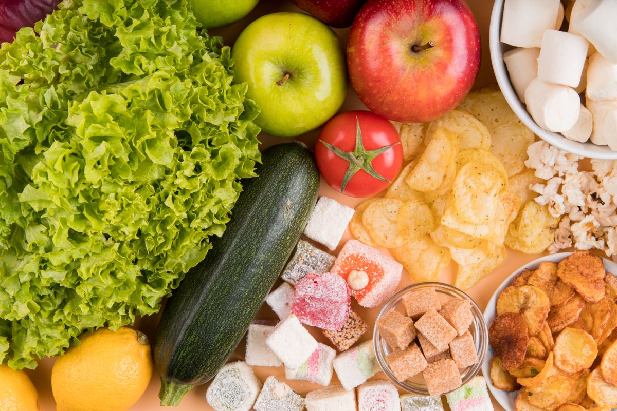 ¿Qué alimento contribuye a la hinchazón abdomina? Imagen: Freepik