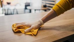 Truco de limpieza: deja reluciente tus muebles de madera con harina