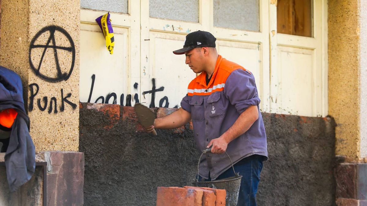 Las casas usurpadas son un fenómeno que no figura mucho en las noticias, pero puede representar un problema grave para los afectados. En la imagen, un empleado intenta tapiar un portón para que no ingresen los intrusos. Las casas usurpadas son un fenómeno que no figura mucho en las noticias, pero puede representar un problema grave para los afectados. En la imagen, un empleado intenta tapiar un portón para que no ingresen los intrusos.