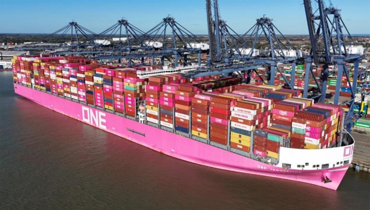 Un megabuque marca un récord al cargar 22.233 contenedores en un solo viaje