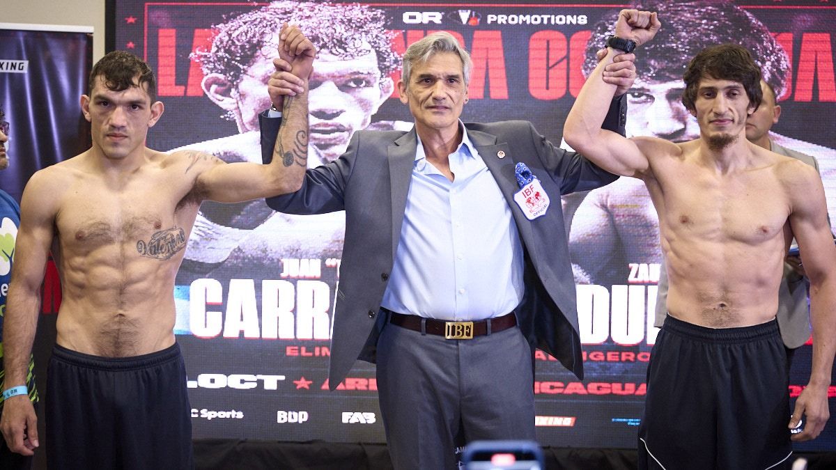 Mario Gonz&aacute;lez, el &aacute;rbitro de la pelea Carrasco-Abdullaev levanta el brazo de ambos contendientes tras el "round n&uacute;mero cero", el del pesaje.
