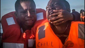 El llanto sin consuelo de dos niños refugiados que perdieron a su madre cuando intentaban llegar a Europa