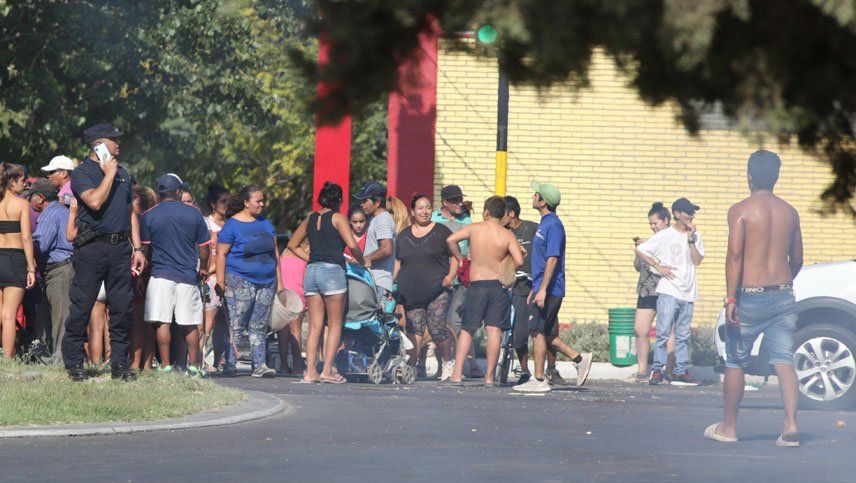 Vecinos del barrio Democracia cortaron el Acceso Norte por un desalojo