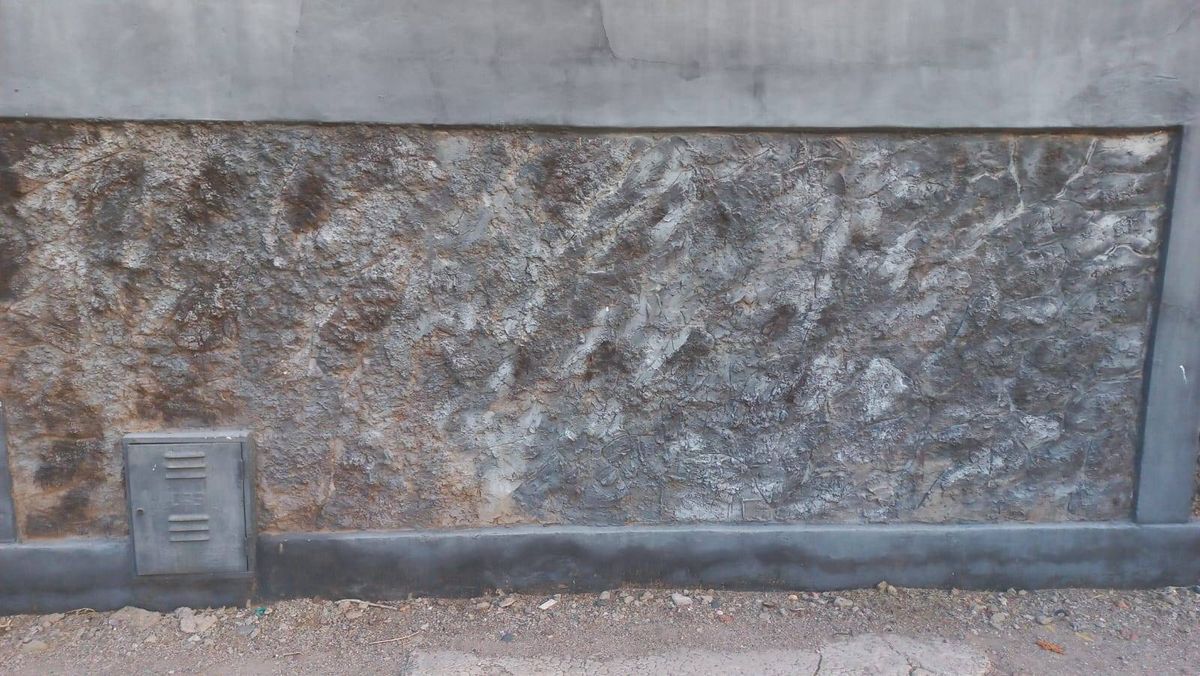 La medianera hecha por Maia en falsas piedras. La medianera hecha por Maia en falsas piedras.