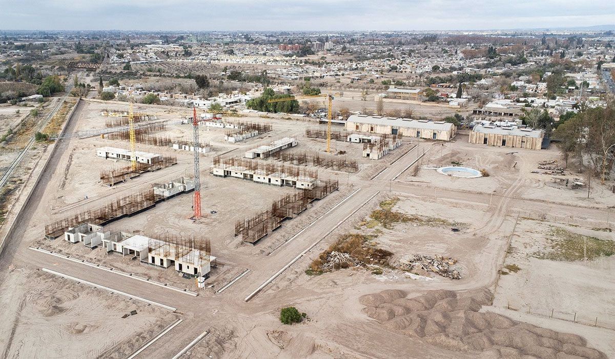 Toma aérea del impactante predio en el que Nación realiza el Procrear II en Guaymallén. El último certificado de obra se pagó en noviembre del 2023. Toma aérea del impactante predio en el que Nación realiza el Procrear II en Guaymallén. El último certificado de obra se pagó en noviembre del 2023.