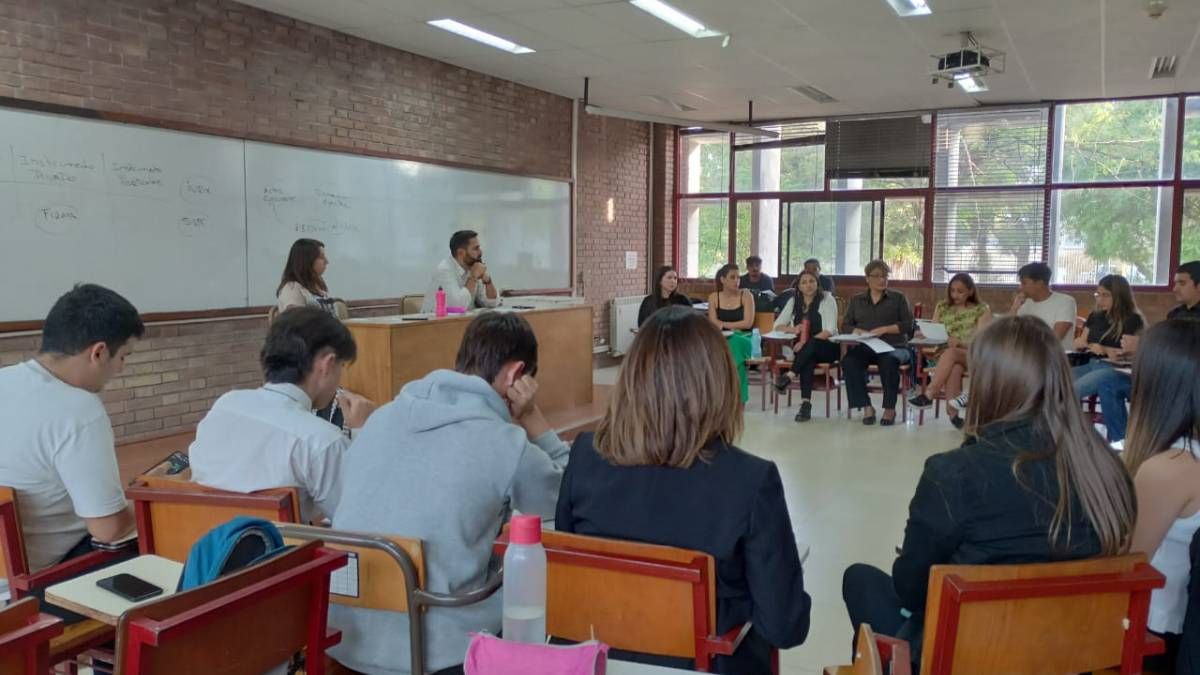 Debido al atraso en las clases presenciales de las últimas semanas por protestas contra el veto presidencial a la Ley de Financiamiento Universitario, esta cátedra de Derecho de la UNCuyo decidió hacer una clase virtual donde se suscitó la agresión. Debido al atraso en las clases presenciales de las últimas semanas por protestas contra el veto presidencial a la Ley de Financiamiento Universitario, esta cátedra de Derecho de la UNCuyo decidió hacer una clase virtual donde se suscitó la agresión.