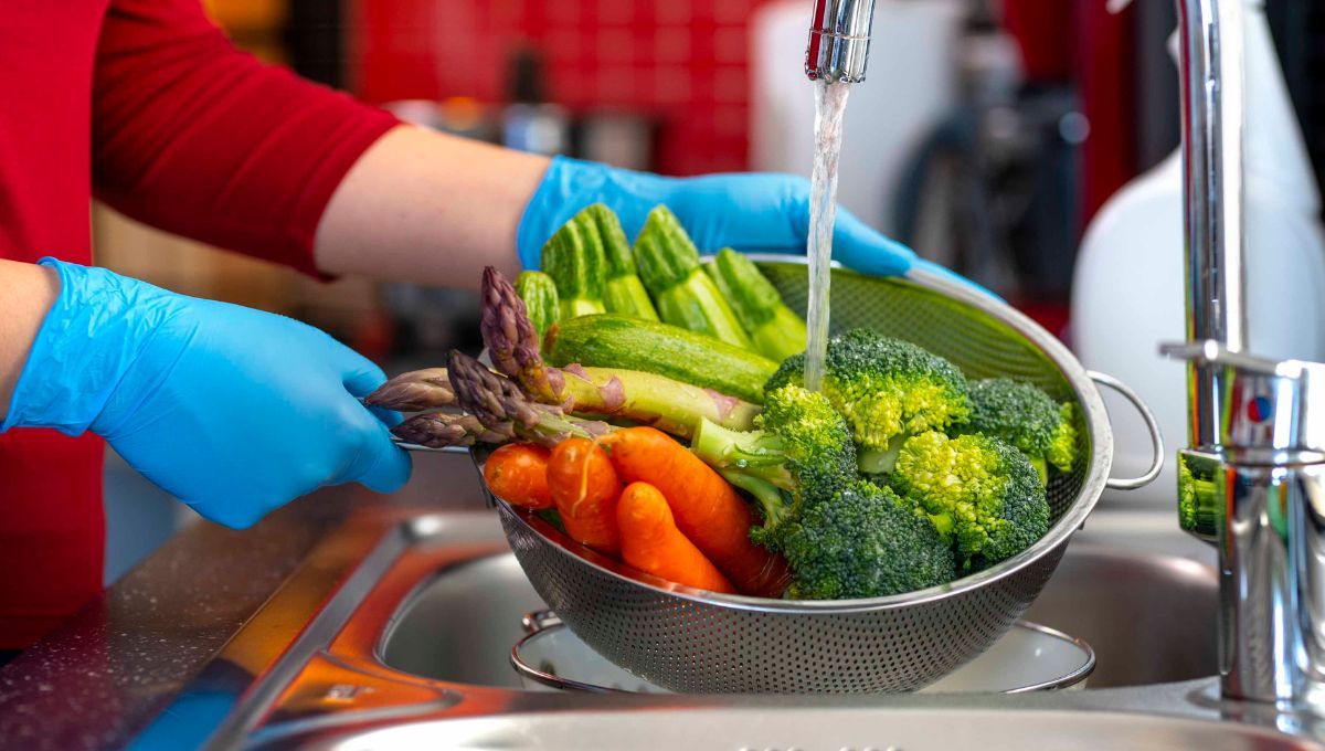 Por qué usar agua oxigenada para lavar las verduras