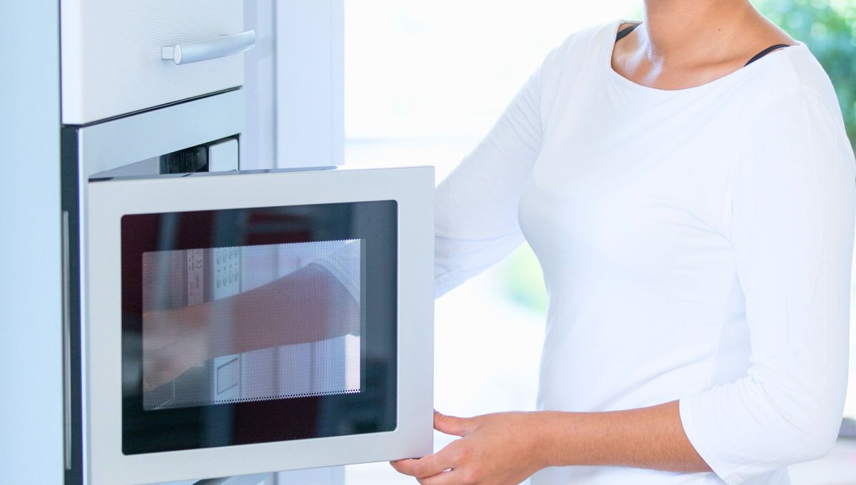 En un microondas, las condiciones de calentamiento suprimen la formación de burbujas. En un microondas, las condiciones de calentamiento suprimen la formación de burbujas.