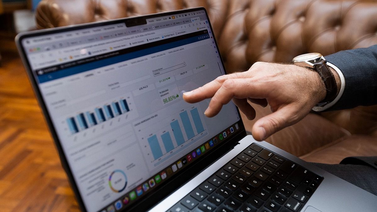 Dalmiro Garay muestra cómo funciona el sistema informático que sirve para medir en tiempo real la productividad de los juzgados y de los jueces. Dalmiro Garay muestra cómo funciona el sistema informático que sirve para medir en tiempo real la productividad de los juzgados y de los jueces.