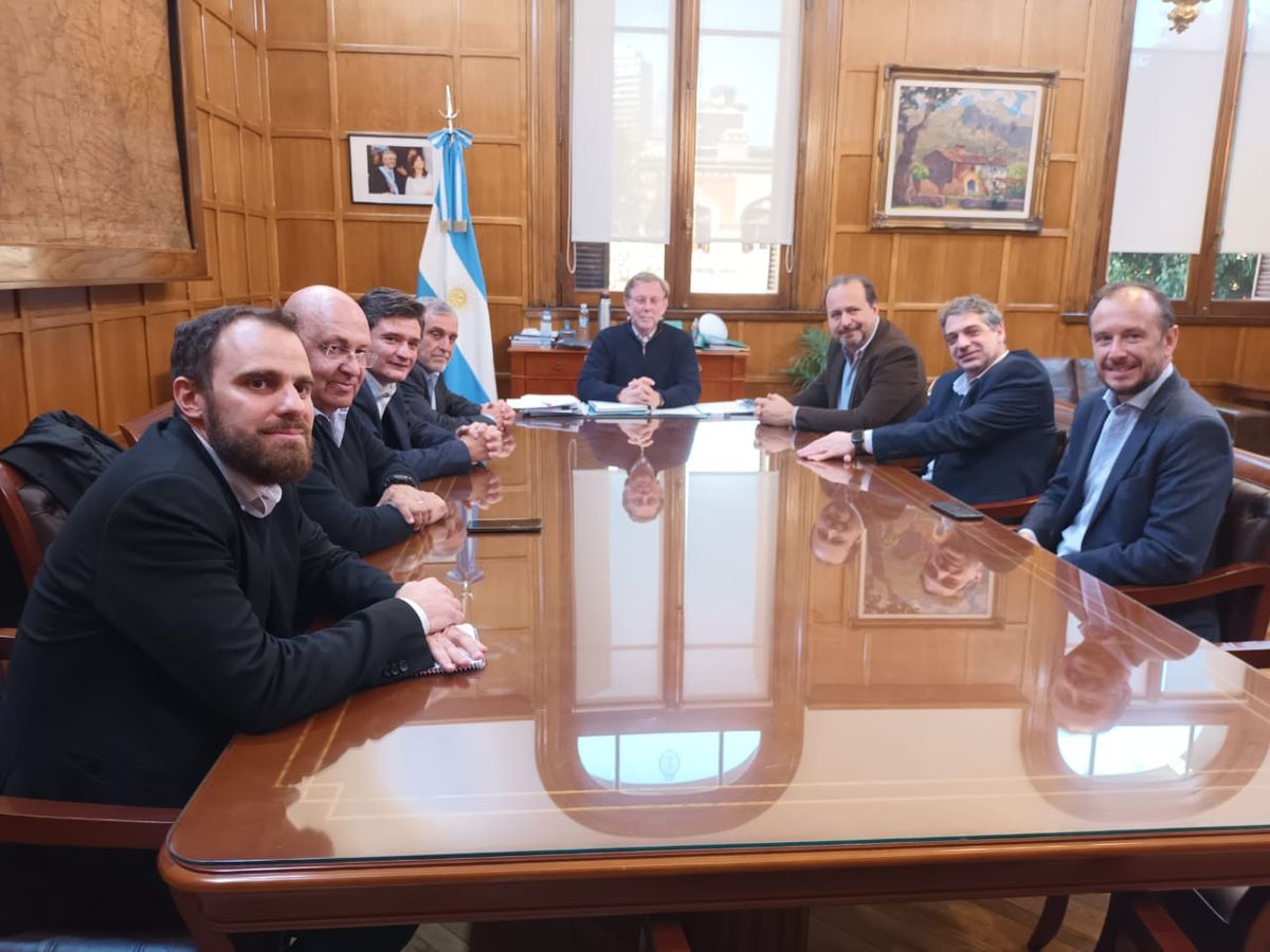Además de José Zuccardi, participaron de la reunión con Bahillo, Fernando Morales, presidente de la Cámara Argentina de Fabricantes y Exportadores de Mosto (CAFEM) y miembro del Directorio de COVIAR, Sergio Villanueva, director ejecutivo del Fondo Vitivinícola y Carlos Fiochetta, gerente de COVIAR.