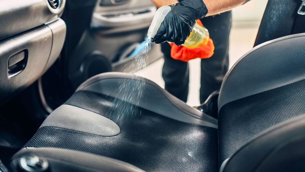 Utiliza cepillos o esponjas suaves para limpiar los asientos del auto. Utiliza cepillos o esponjas suaves para limpiar los asientos del auto. 