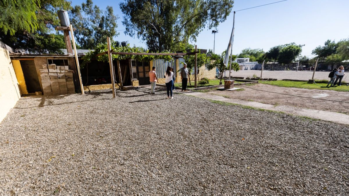 Los trabajos incluyeron la limpieza de escombros, pintura exterior del S.U.M, recuperación del sendero peatonal de acceso principal con base de hormigón, restauración del portón de acceso y colocación de ripio en el acceso y en el patio del sector oeste. Los trabajos incluyeron la limpieza de escombros, pintura exterior del S.U.M, recuperación del sendero peatonal de acceso principal con base de hormigón, restauración del portón de acceso y colocación de ripio en el acceso y en el patio del sector oeste.