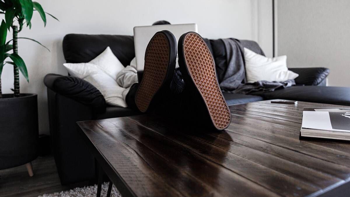 Por qué no se deben poner los zapatos sobre la mesa según el Feng Shui