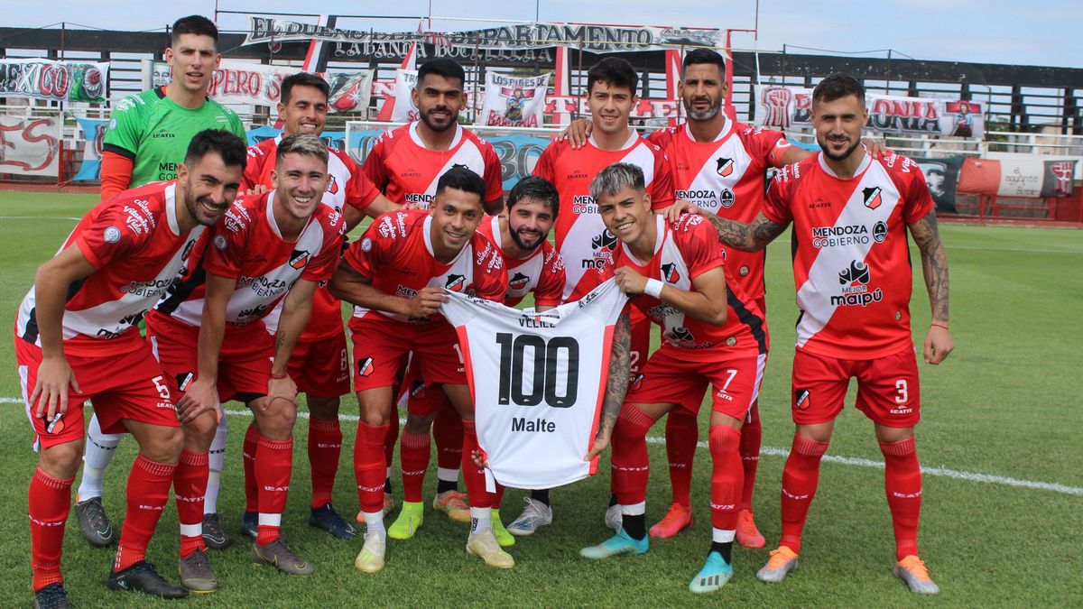 Deportivo Maipú es el candidato a jugar la Copa Mendoza. Están jugando los futbolistas de la Primera Nacional.