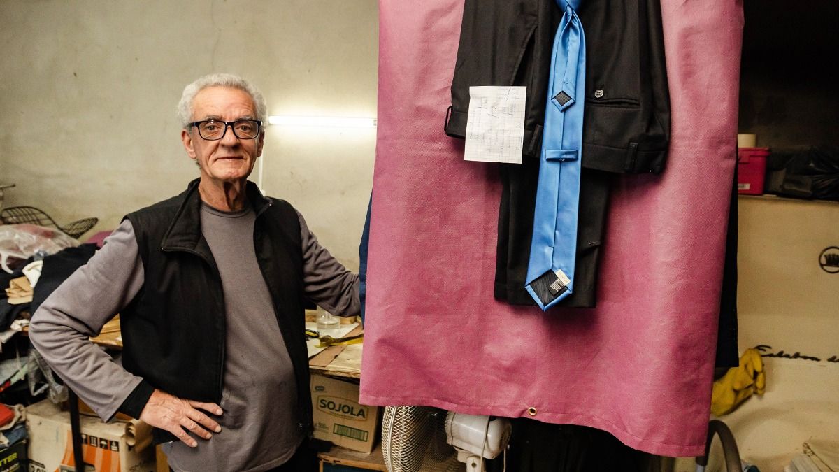El año pasado se jubiló, pero la jubilación no alcanzó para dejar de trabajar. En tiempos difíciles, el taller representa un ingreso necesario. El año pasado se jubiló, pero la jubilación no alcanzó para dejar de trabajar. En tiempos difíciles, el taller representa un ingreso necesario.