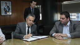 Cornejo y Triaca firmaron convenio para el sostenimiento de empleo agrícola