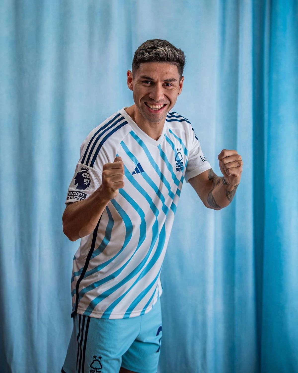 Montiel con la camiseta alternativa celeste y blanca de su nuevo equipo Montiel con la camiseta alternativa celeste y blanca de su nuevo equipo