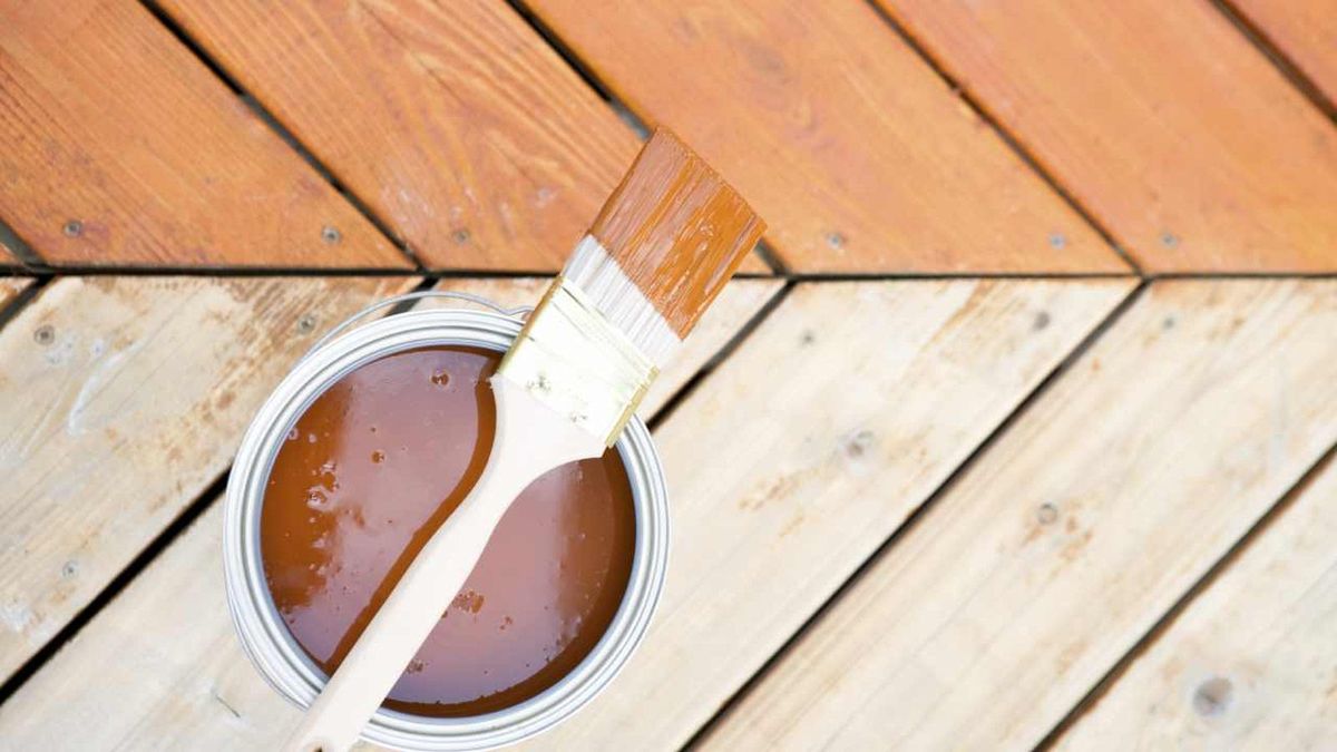 El barniz sirve para proteger y darle brillo a diferentes superficies. El barniz sirve para proteger y darle brillo a diferentes superficies.