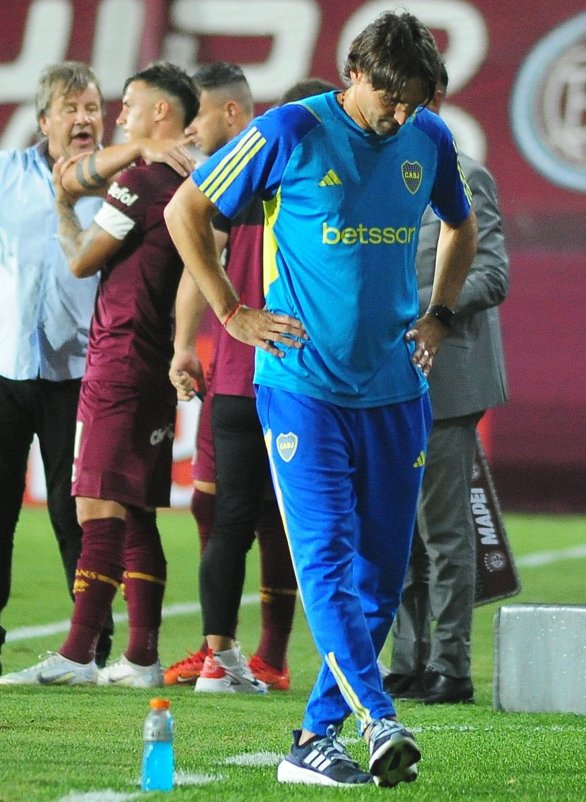 Martínez perdió el invicto como DT de Boca ante Lanús Martínez perdió el invicto como DT de Boca ante Lanús