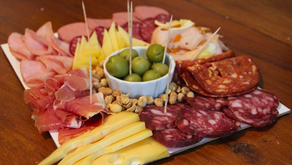 En una buena picada no puede faltar un trozo de salame En una buena picada no puede faltar un trozo de salame