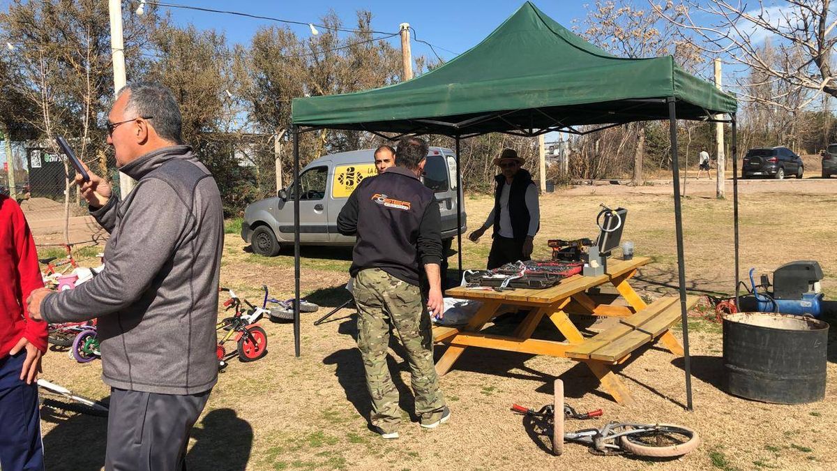 Organizados y con todas las herramientas necesarias, los voluntarios dieron el ejemplo. Organizados y con todas las herramientas necesarias, los voluntarios dieron el ejemplo.