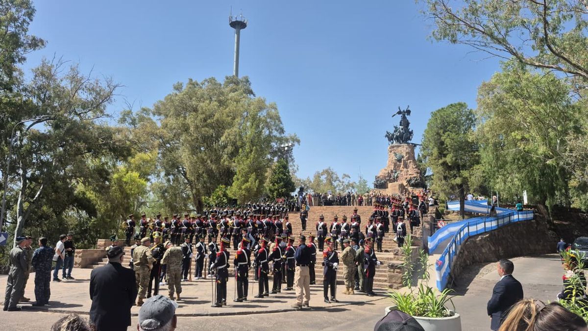 Los granaderos protagonizaron la mañana en el Cerro de la Gloria. Los granaderos protagonizaron la mañana en el Cerro de la Gloria.
